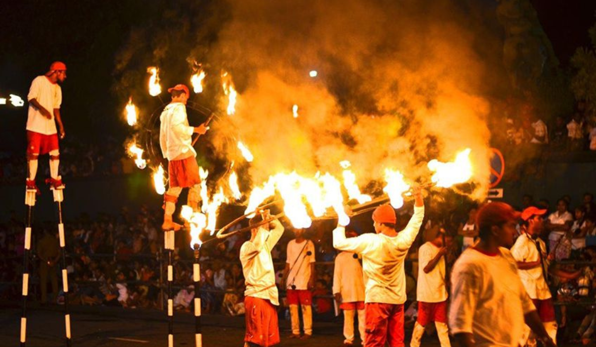 Kandy Esala Perahera - Fire Jigglers